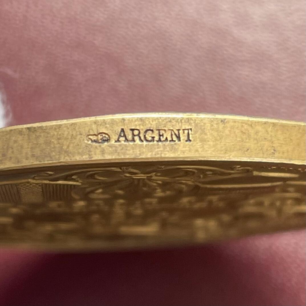 「木头集藏」“ 新岁撷珍”——章牌精品专场！ O.Roty～法国瓦兹省颁发原盒镀金银章，直径：50 mm，60.5 g，边铭：丰饶角 ARGENT，章面环绕着五个盾形纹章，代表瓦兹省下辖的不同市镇或行政区，纹章之间以新艺术风格的卷草纹和花卉装饰相连。 整体设计华丽规整，体现了官方纪念章的庄重与权威，品相不错，原盒正常使用。