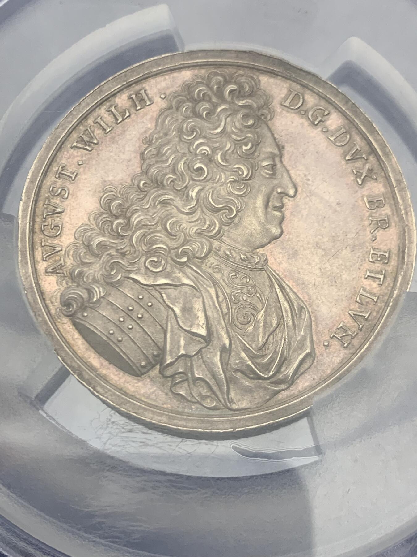 《竞宝斋》第465场 周日，周一，周二，3场连拍 （全场包邮）欢迎送拍 唯一冠军分 PCGS MS62 德国布伦瑞克-吕纳堡公国奥古斯特·威廉公爵纪念宗教改革200周年大银章 加大加厚盒 48.9MM 43.62G罕见品种 高浮雕 轻微镜面感 奧古斯特·威廉公爵大波浪秀发异常美丽 背面唱诗班景象翃翃如生 盒子支撑有磕