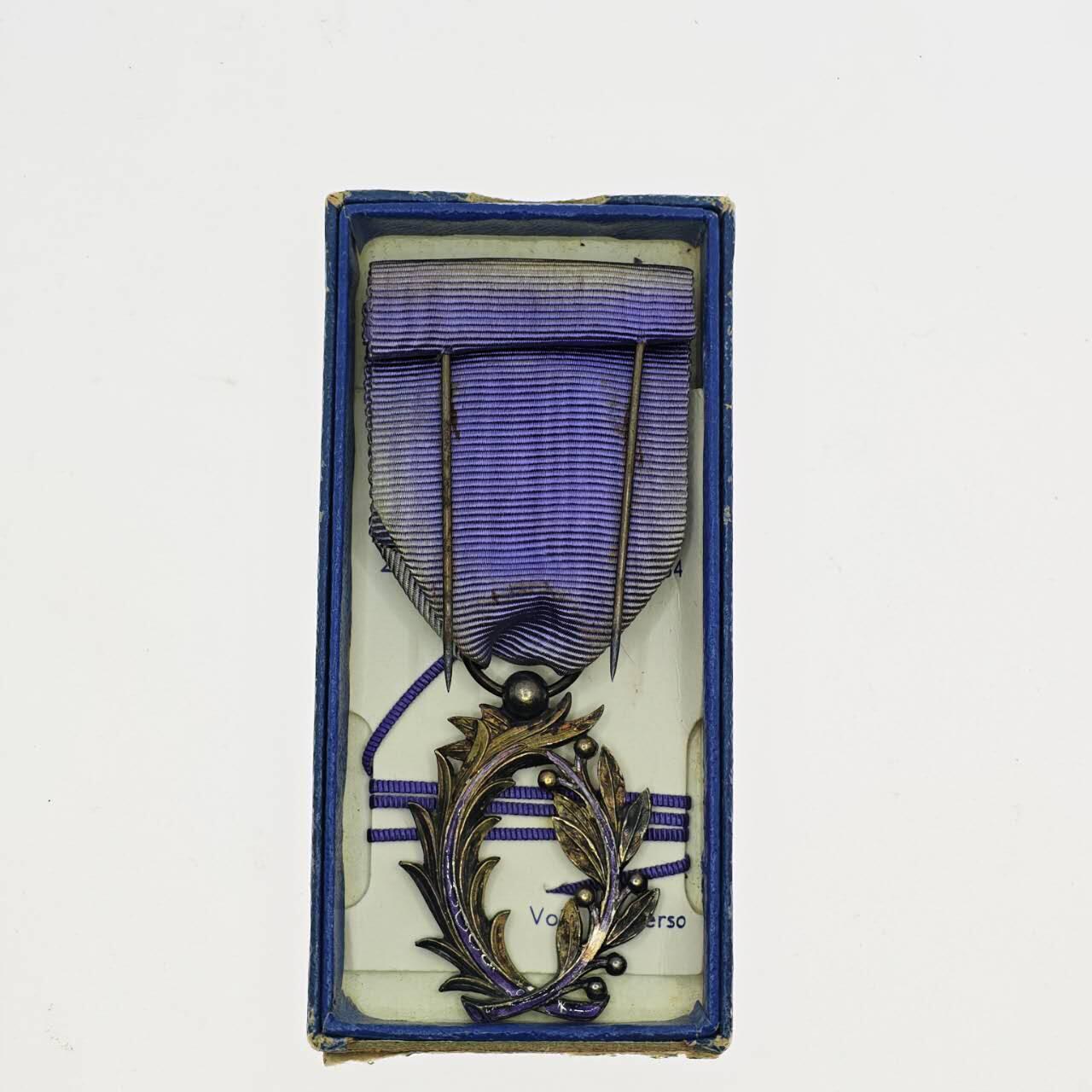 2026年2月8日拍卖 法国学术棕榈勋章，军官级， 银制珐琅，带纸盒