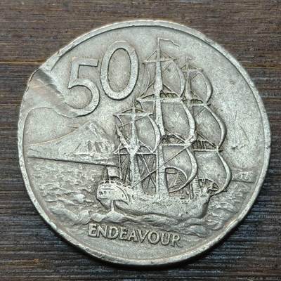 【本场4.12号发货】★第145★散币专场 不寄存，30包邮。不满30元，支付5元运费。《接受代拍 代送NGC评级》 - 36【无寄存】新西1967年 50分 女王钱币 有磕痕