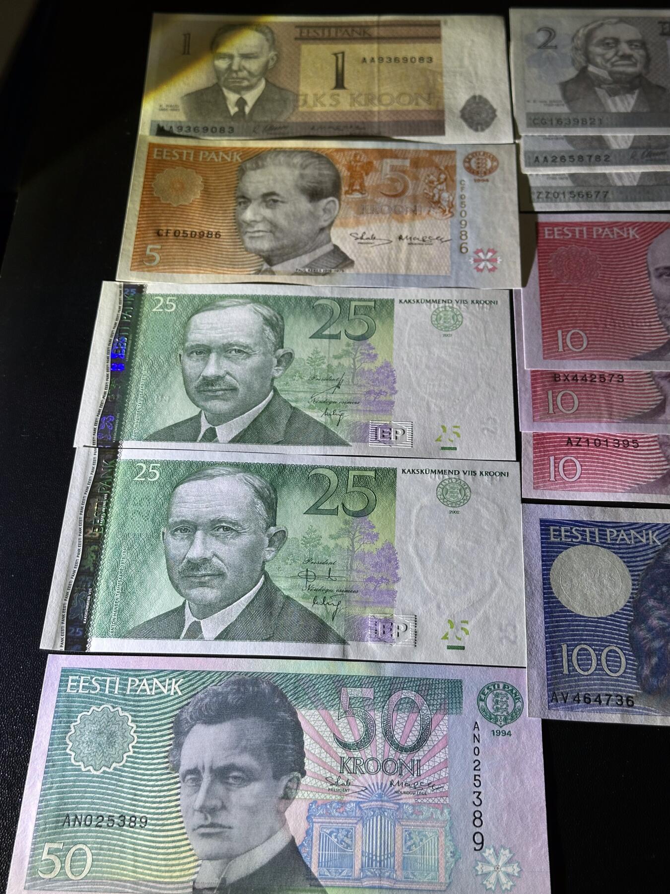 《外钞收藏家》第六百零八期（精选场）（本平台长期征集拍品、欢迎藏友们联系合作） 爱沙尼亚1-100克朗 12张一起（2、10、25克朗有多版本） 全新UNC