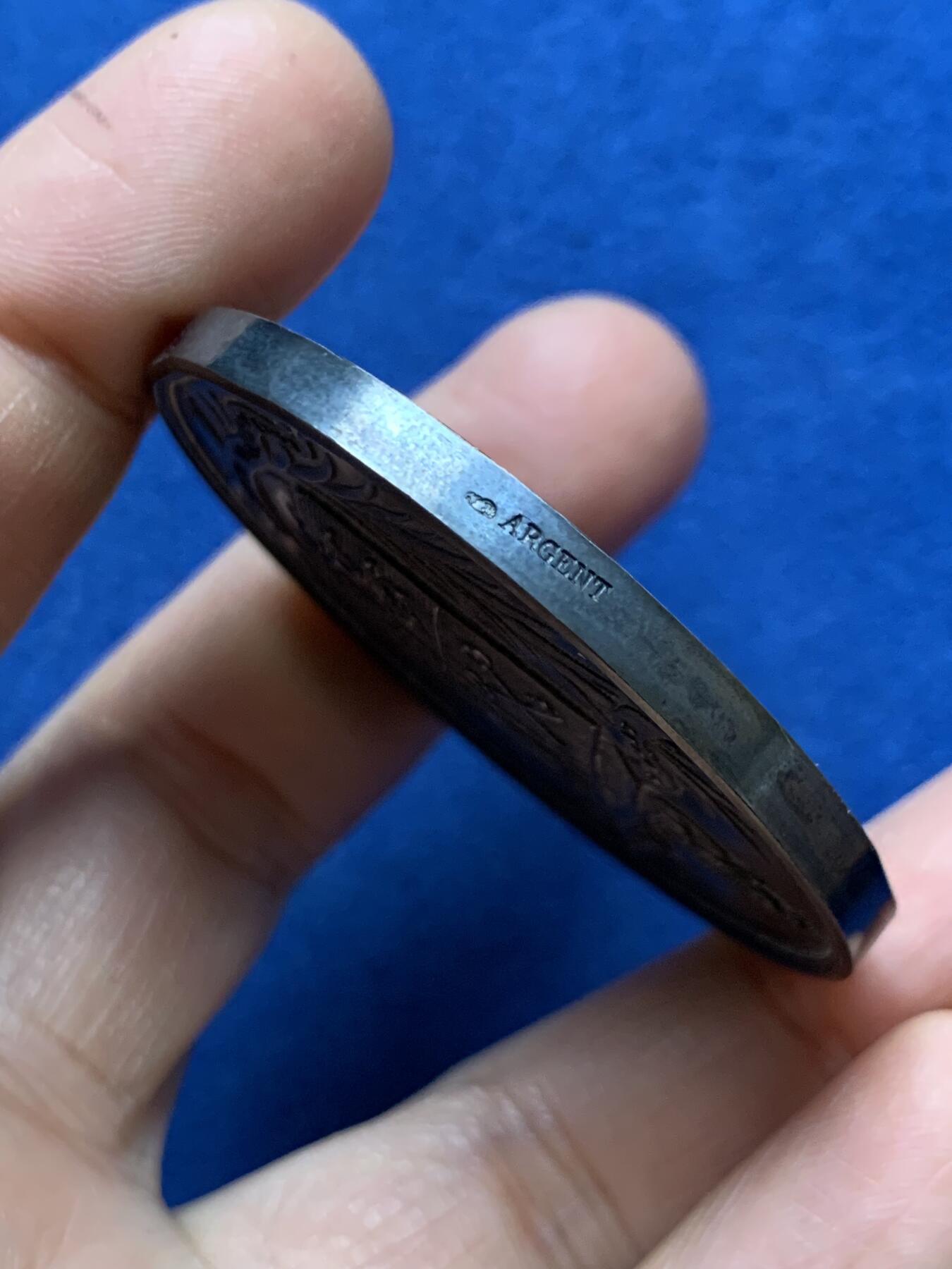 《竞宝斋》第465场 周日，周一，周二，3场连拍 （全场包邮）欢迎送拍 法国1895年法学与政治学系银章，64.5g，49.8mm，丰饶角边铭，边有轻磕