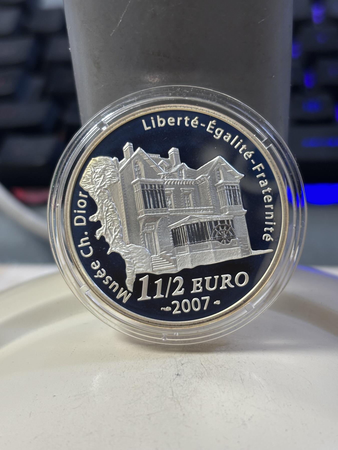 第190期拍卖 法国2007年1.5欧元精制银币 迪奥（1905-1057）逝世50周年 22.2克900银 发行量：3000 盒证全，盒子有破