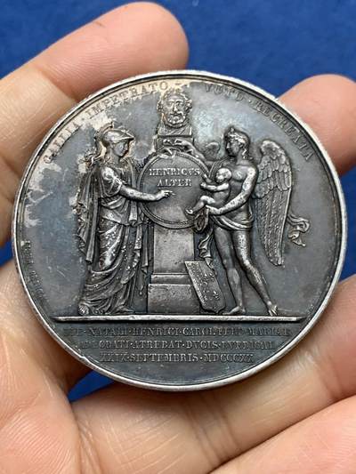 《竞宝斋》第465场 周日，周一，周二，3场连拍 （全场包邮）欢迎送拍 - 路易十八头像纪念亨利·波尔多公爵（未来的香波伯爵，即查理十世皇孙亨利五世）的诞生银章，天使抱着新生儿与智慧女神在亨利四世半身象前，80.55g，49.8mm，早期无边铭，厚重