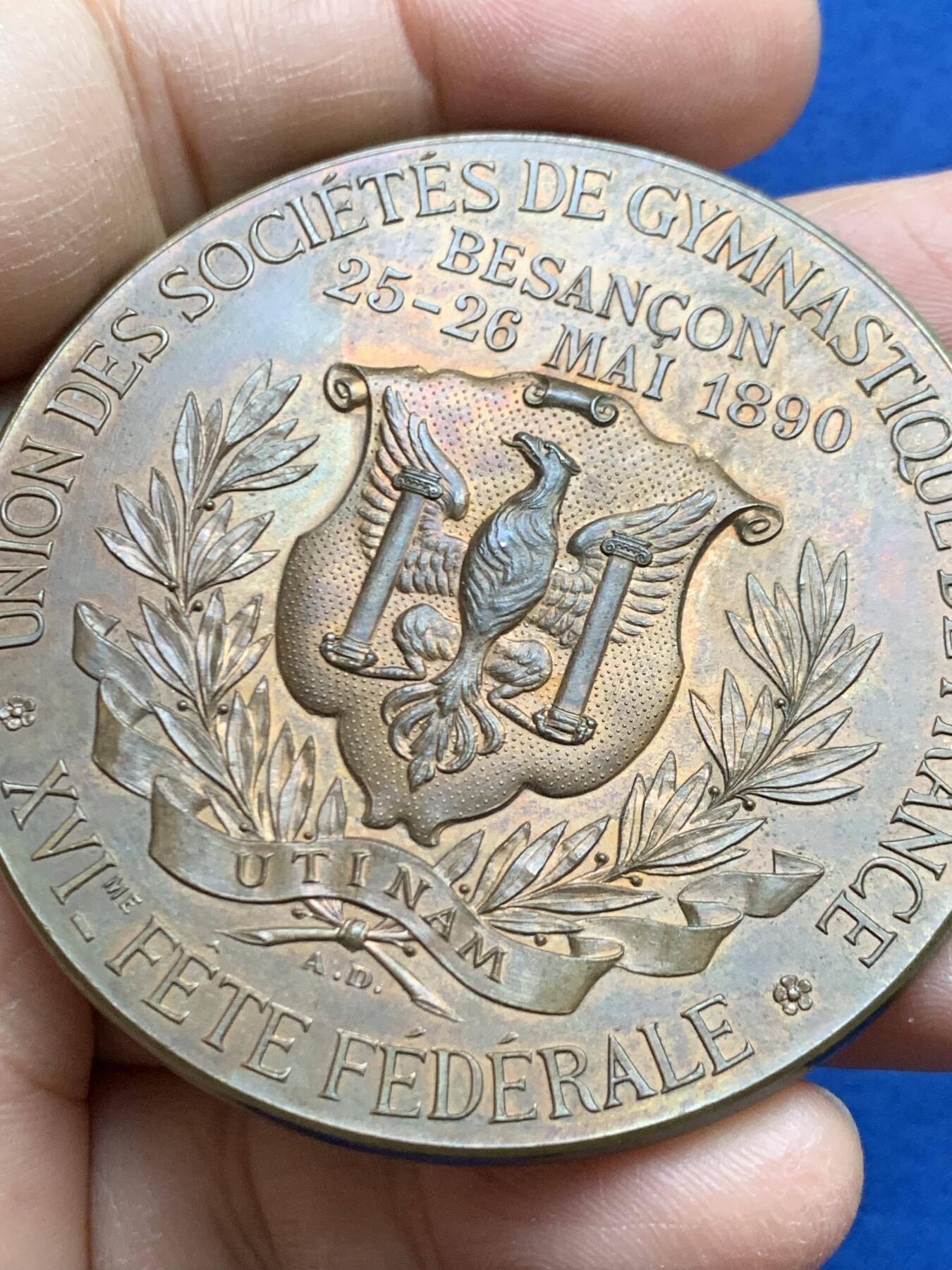 《竞宝斋》第465场 周日，周一，周二，3场连拍 （全场包邮）欢迎送拍 法国1890年贝桑松体操协会纪念铜章 原生包浆 直径58.5mm 重约82.7克 丰饶角铜标 带原盒 字迹对应