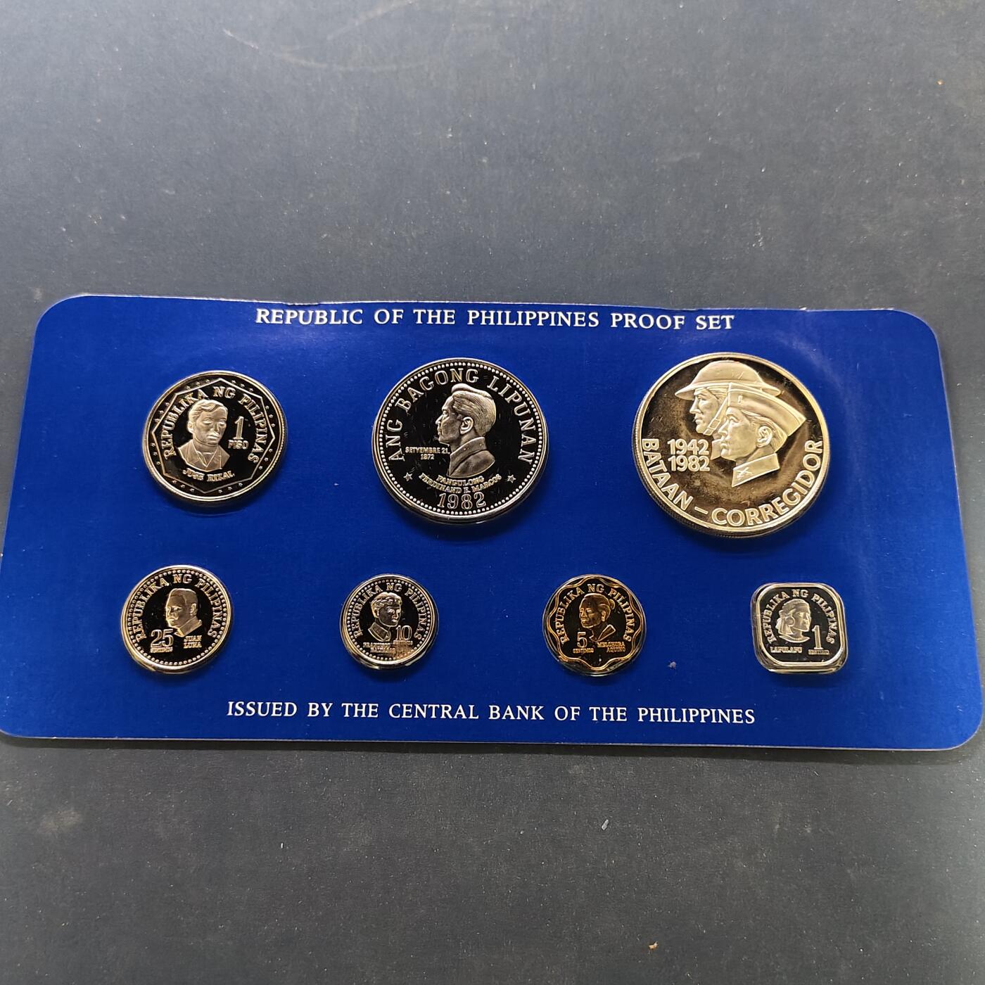 【全场包邮】纯粹捡漏拍501场-持续更新中 【稀少】菲律宾1982年官方封装精制套币-含巴淡岛战役精制纪念银币【38.1毫米27.4克92.5%】-盒证全-约3000套
