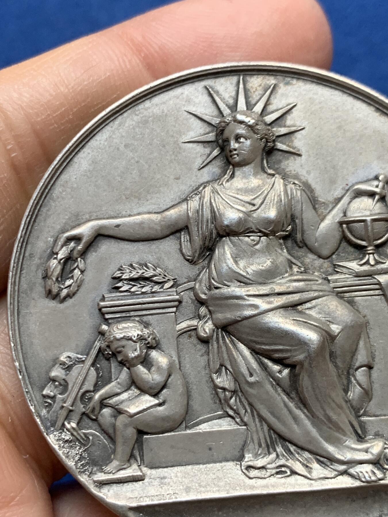 《竞宝斋》第465场 周日，周一，周二，3场连拍 （全场包邮）欢迎送拍 法国1909年国家公益鼓励协会银章带盒，新古典主义风格，极高浮雕，50.3mm，44.92g，边铭argent，月桂枝女神，小天使，地球，小提琴，花环等元素丰富，题材新颖，品相很好