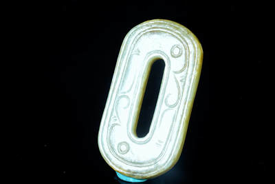 上海都达杂项专场十九（全场包邮） - 和田玉湖水绿精雕《绦环》挂件