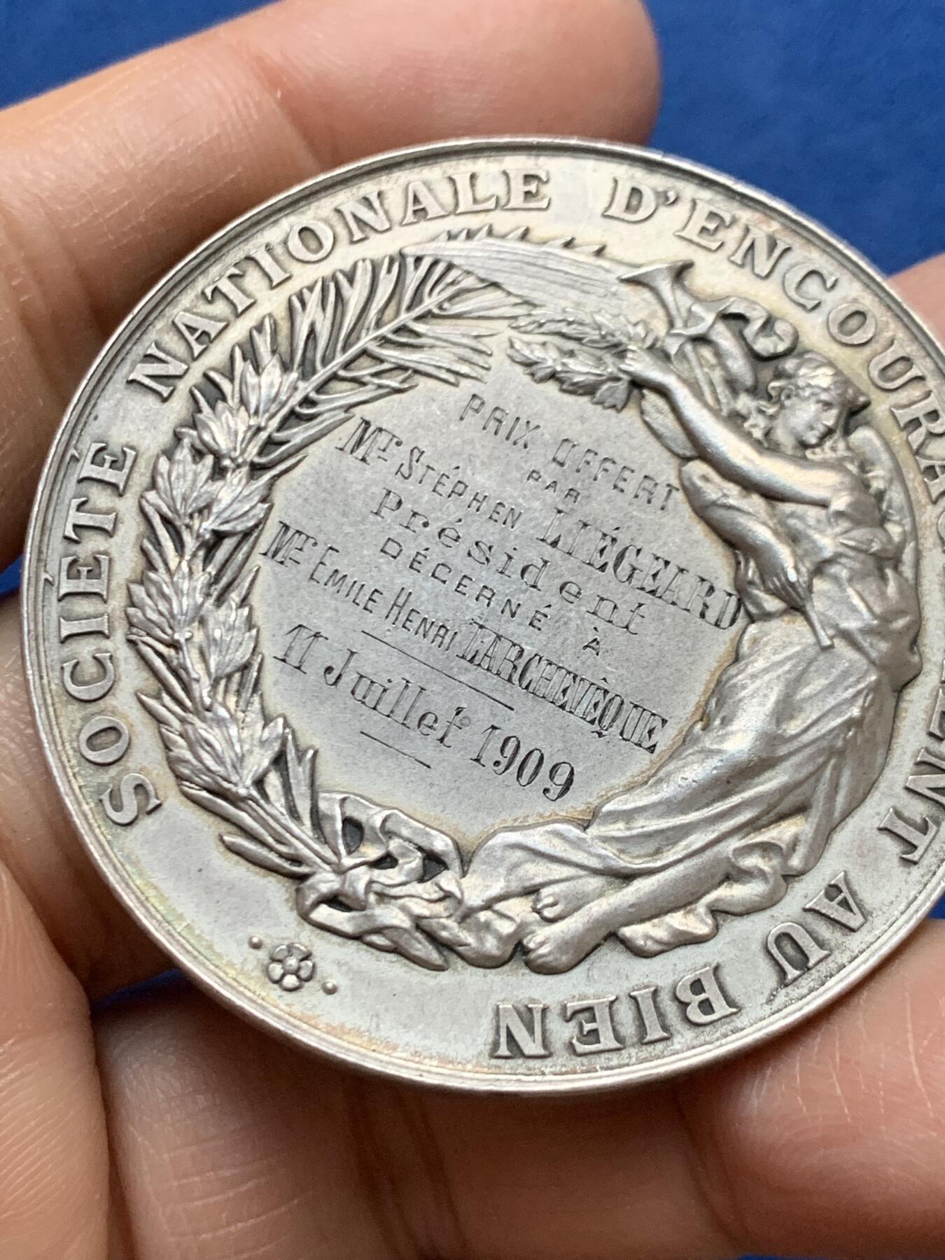 《竞宝斋》第465场 周日，周一，周二，3场连拍 （全场包邮）欢迎送拍 法国1909年国家公益鼓励协会银章带盒，新古典主义风格，极高浮雕，50.3mm，44.92g，边铭argent，月桂枝女神，小天使，地球，小提琴，花环等元素丰富，题材新颖，品相很好
