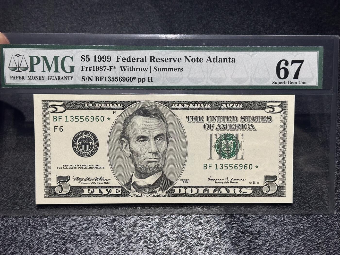 《外钞收藏家》第六百零八期（精选场）（本平台长期征集拍品、欢迎藏友们联系合作） 1999年美国大头版5美元 PMG67补号 无47 尾960 一代老壳子