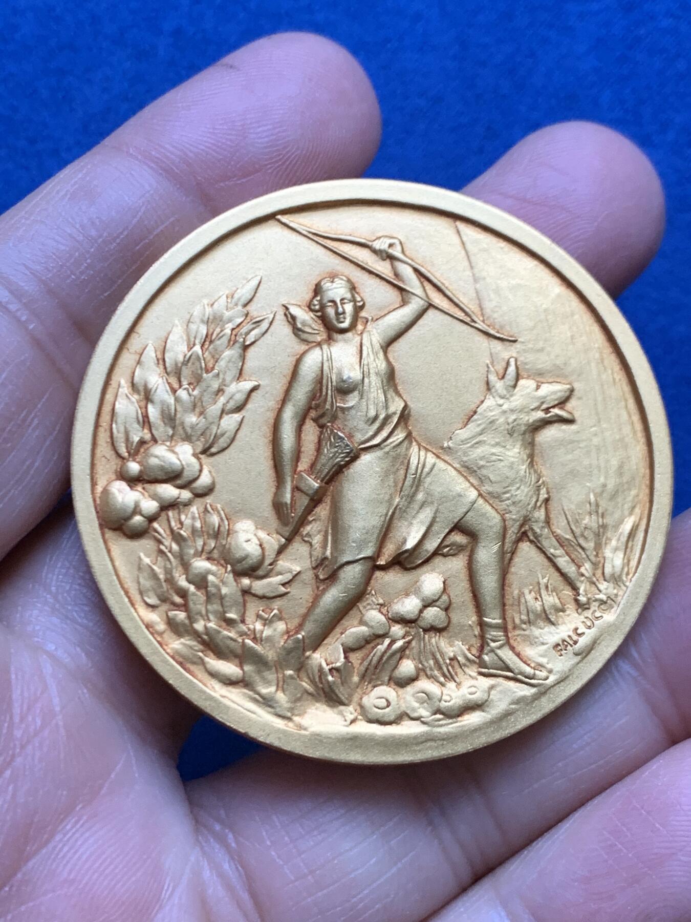 《竞宝斋》第465场 周日，周一，周二，3场连拍 （全场包邮）欢迎送拍 法国月亮女神狄安娜狩猎镀金铜章，极美品相，带原盒，直径49.5mm，厚重54.75g，三角铜标边铭，一步到位的收藏品