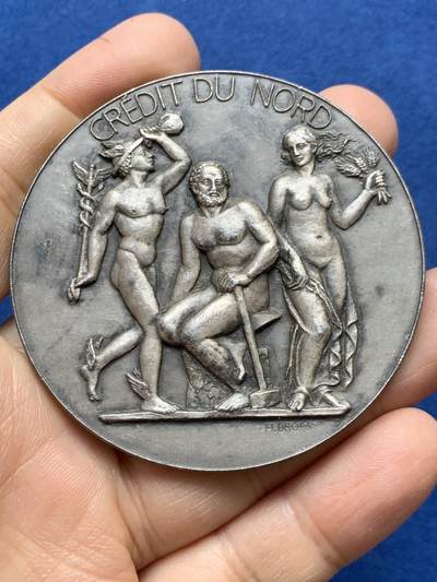 《竞宝斋》第465场 周日，周一，周二，3场连拍 （全场包邮）欢迎送拍 - 法国H.Dropsy北方信贷银行银章，，代表工农商清凉造型的商神赫尔墨斯，掌管手工锻造的赫菲斯托斯和农业丰收女神得墨忒耳，113.8g，62.3mm，丰饶角1argent边铭，高浮雕，背面2点方向有轻磕