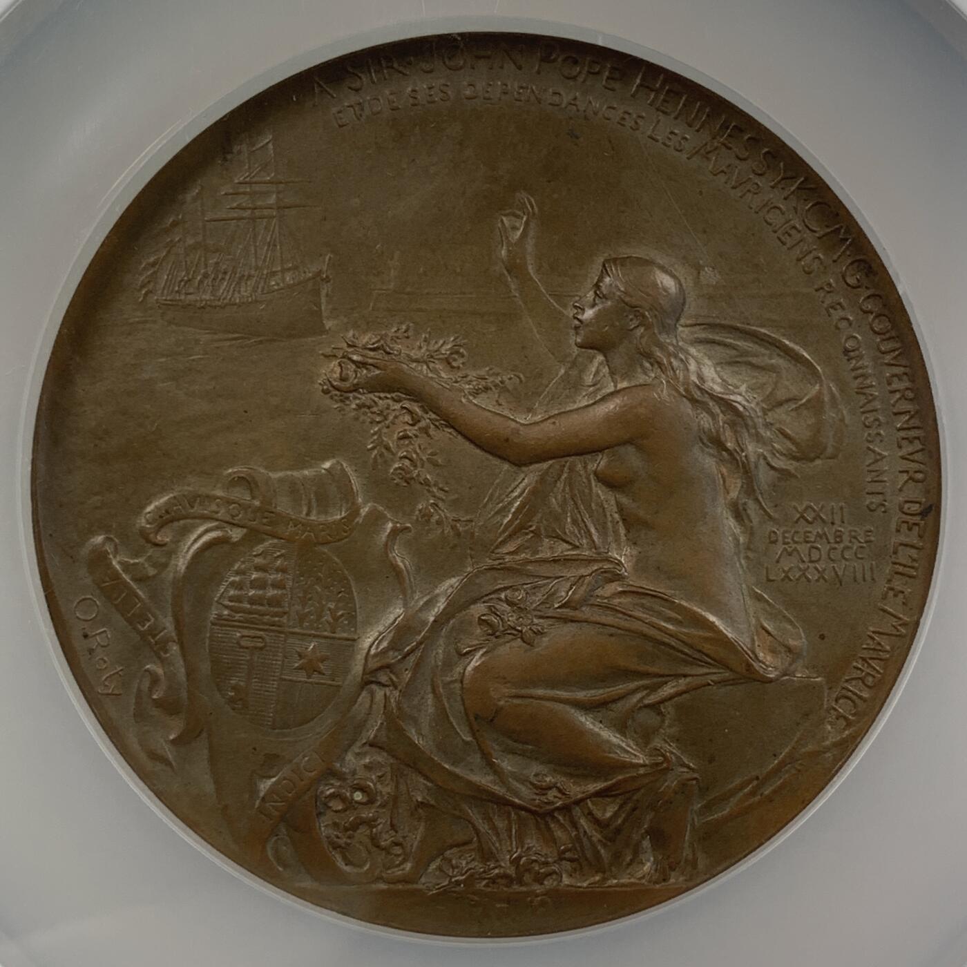 掌中浮雕-藏着的欧洲第052场 NGC MS63 : 1888年法属毛里求斯约翰•波普•轩尼诗爵士纪念铜章 ，69mm，此枚章正反面皆有雕刻家Roty签字，稀少！  ——致敬毛里求斯约翰•波普•轩尼诗爵士，雕刻家：1889年法国巴黎世博会特等奖获得者Oscar Roty