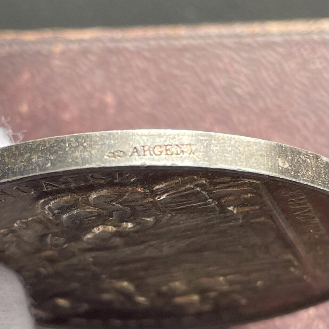 「木头集藏」“ 新岁撷珍”——章牌精品专场！ 1891年法国维勒讷沃初等教育原盒银奖章，直径：51 mm，66 g，边铭：丰饶角 ARGENT，彩色氧化，品相不错，原盒正常使用。