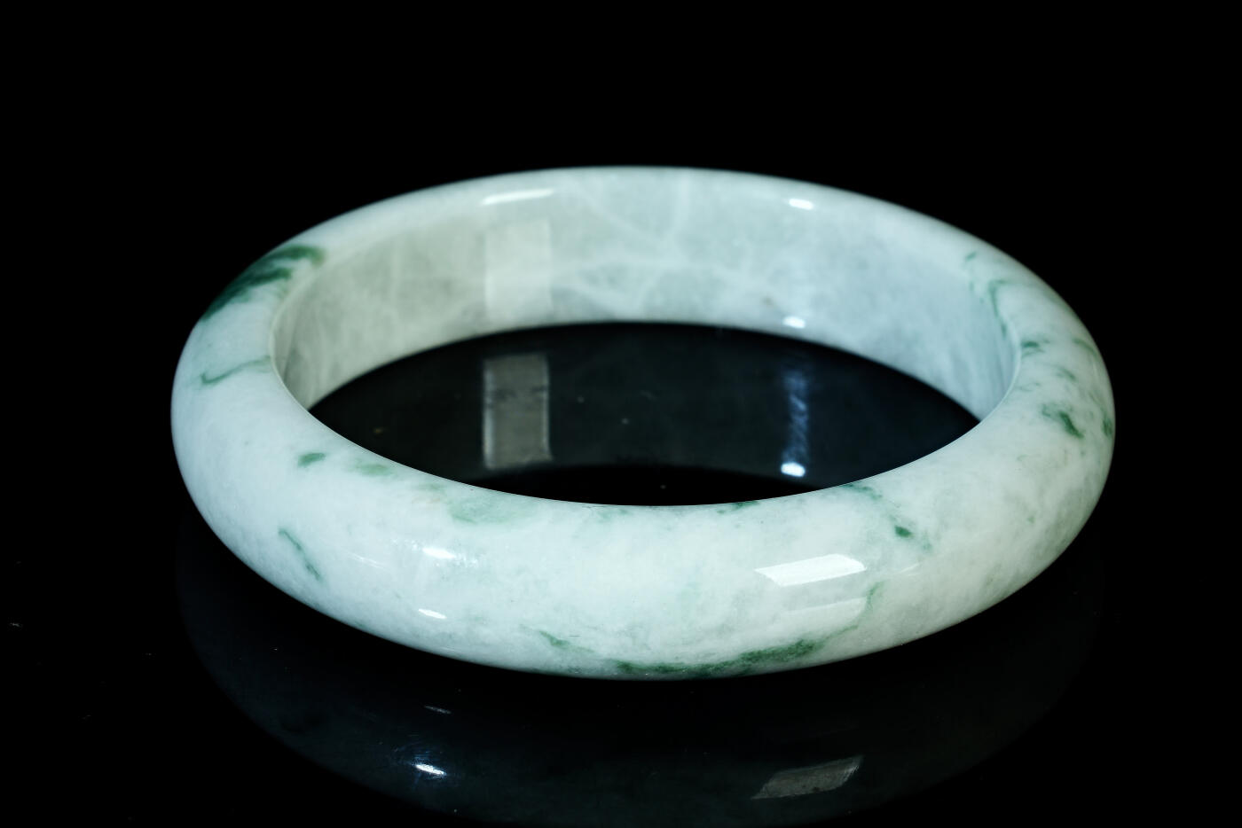 上海都达杂项专场二十一（全场包邮） 天然冰糯种飘绿翡翠（A货）贵妃手镯 附鉴定证书90-49