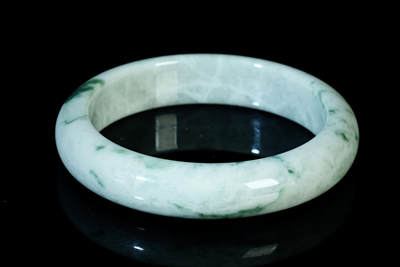 上海都达杂项专场四十七【全场包邮】  天然冰糯种飘绿翡翠（A货）贵妃手镯 附鉴定证书90-49