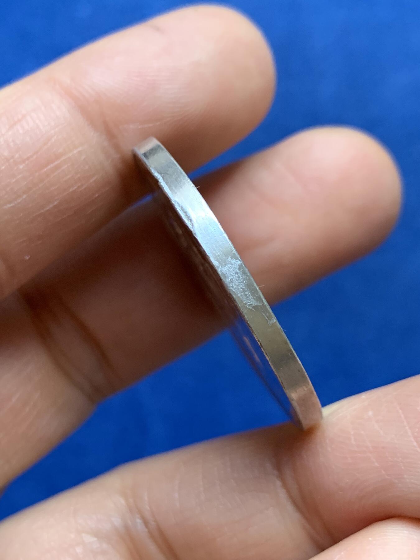 《竞宝斋》第465场 周日，周一，周二，3场连拍 （全场包邮）欢迎送拍 德国1913年莱比锡大会战镀银纪念章，莱比锡战役是拿破仑战争中的决定性战役，又称莱比锡各民族大会战。重约：17.1克 直径约：33mm 正面三鹰战一鹰象征反法联盟的胜利，背面莱比锡建功碑。