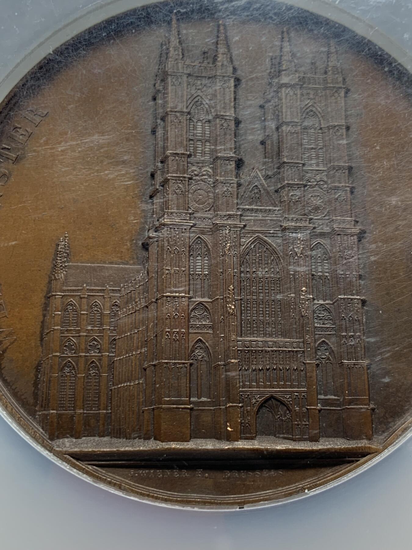 《竞宝斋》第465场 周日，周一，周二，3场连拍 （全场包邮）欢迎送拍 NGC MS63BN 高分 比利时威斯敏斯特大教堂原版大铜章 大师J. Wiener作品，欧洲著名教堂系列中，比较出彩的一枚，细节刻画极其惊叹，不可错过的收藏佳品。加大加厚盒