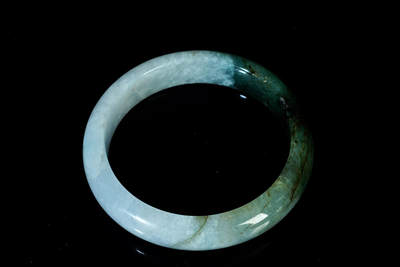 上海都达杂项专场四十七【全场包邮】  天然冰种带绿翡翠（A货）贵妃手镯 附鉴定证书90-48