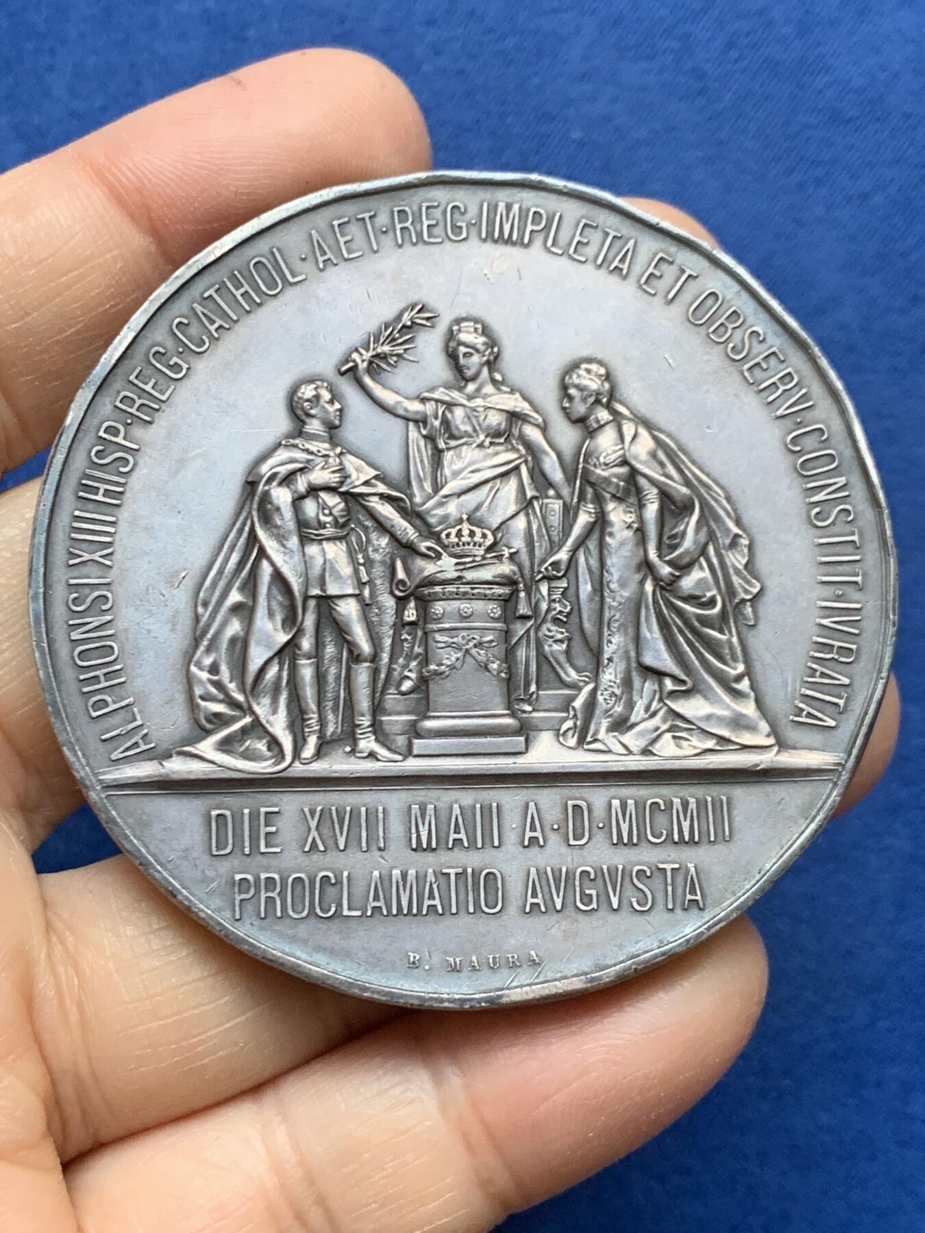 《竞宝斋》第465场 周日，周一，周二，3场连拍 （全场包邮）欢迎送拍 西班牙B.MAURA 1902年阿方索十三世头像天主教银章，108.1克，59.8mm，边有磕