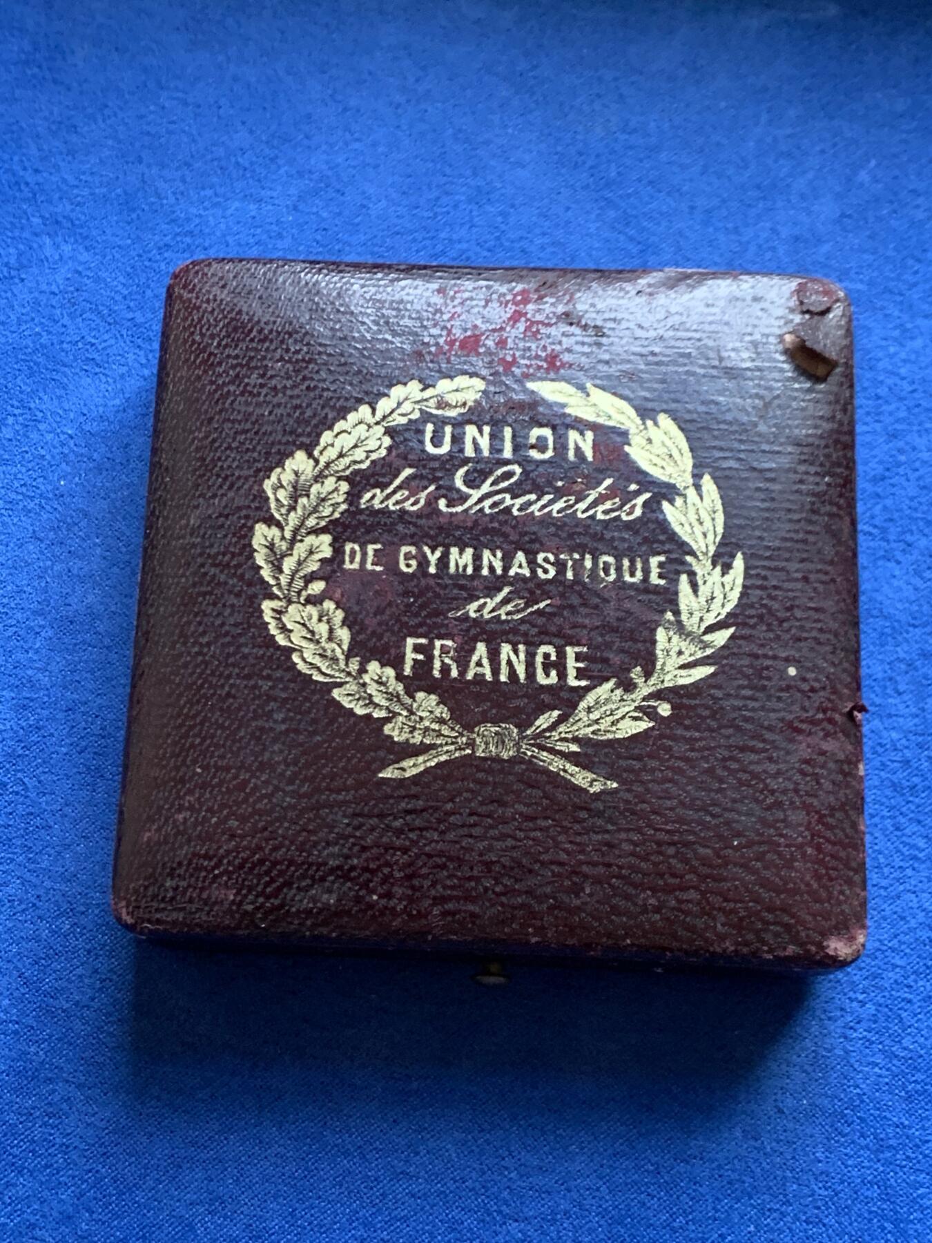 《竞宝斋》第465场 周日，周一，周二，3场连拍 （全场包邮）欢迎送拍 法国1890年贝桑松体操协会纪念铜章 原生包浆 直径58.5mm 重约82.7克 丰饶角铜标 带原盒 字迹对应