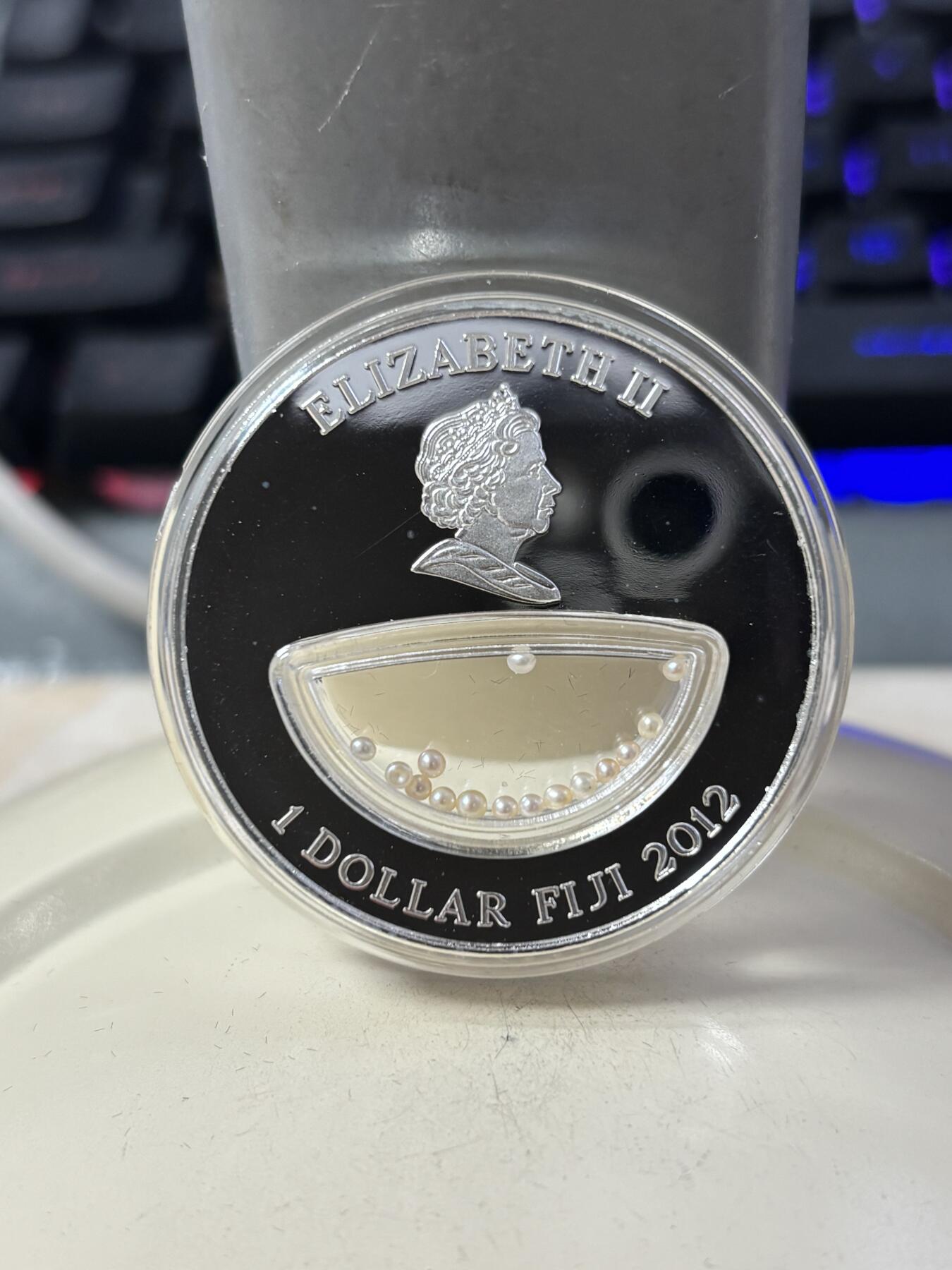 第190期拍卖 斐济2012年1元精制银币 自然母亲的宝藏-粉珍珠 20克999 发行量：999 盒证全