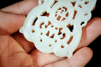 上海都达杂项专场四十七【全场包邮】  和田玉籽料镂空精雕《吉祥》玉佩90-19