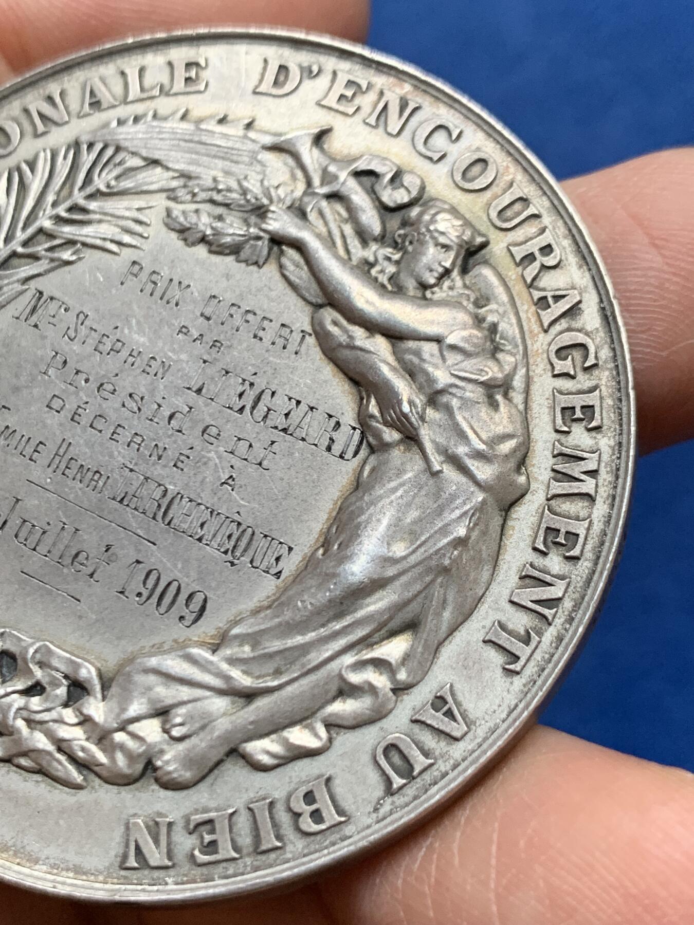 《竞宝斋》第465场 周日，周一，周二，3场连拍 （全场包邮）欢迎送拍 法国1909年国家公益鼓励协会银章带盒，新古典主义风格，极高浮雕，50.3mm，44.92g，边铭argent，月桂枝女神，小天使，地球，小提琴，花环等元素丰富，题材新颖，品相很好