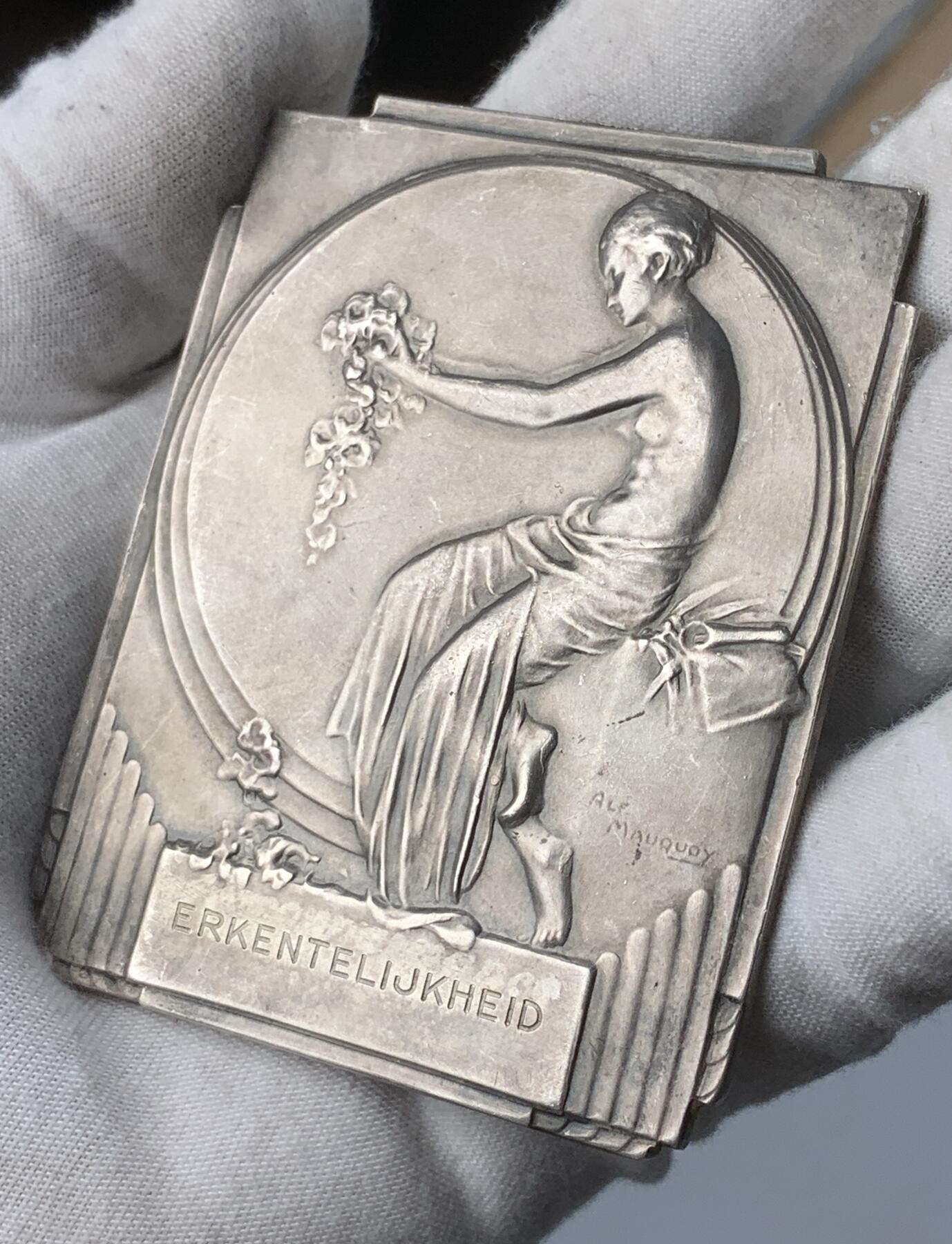 掌中浮雕-藏着的欧洲第052场 比利时新艺术花神系列之《捧花少女》异形清凉大银章，62x80mm  ，154.3g，作者: A LF. MAUQUOY