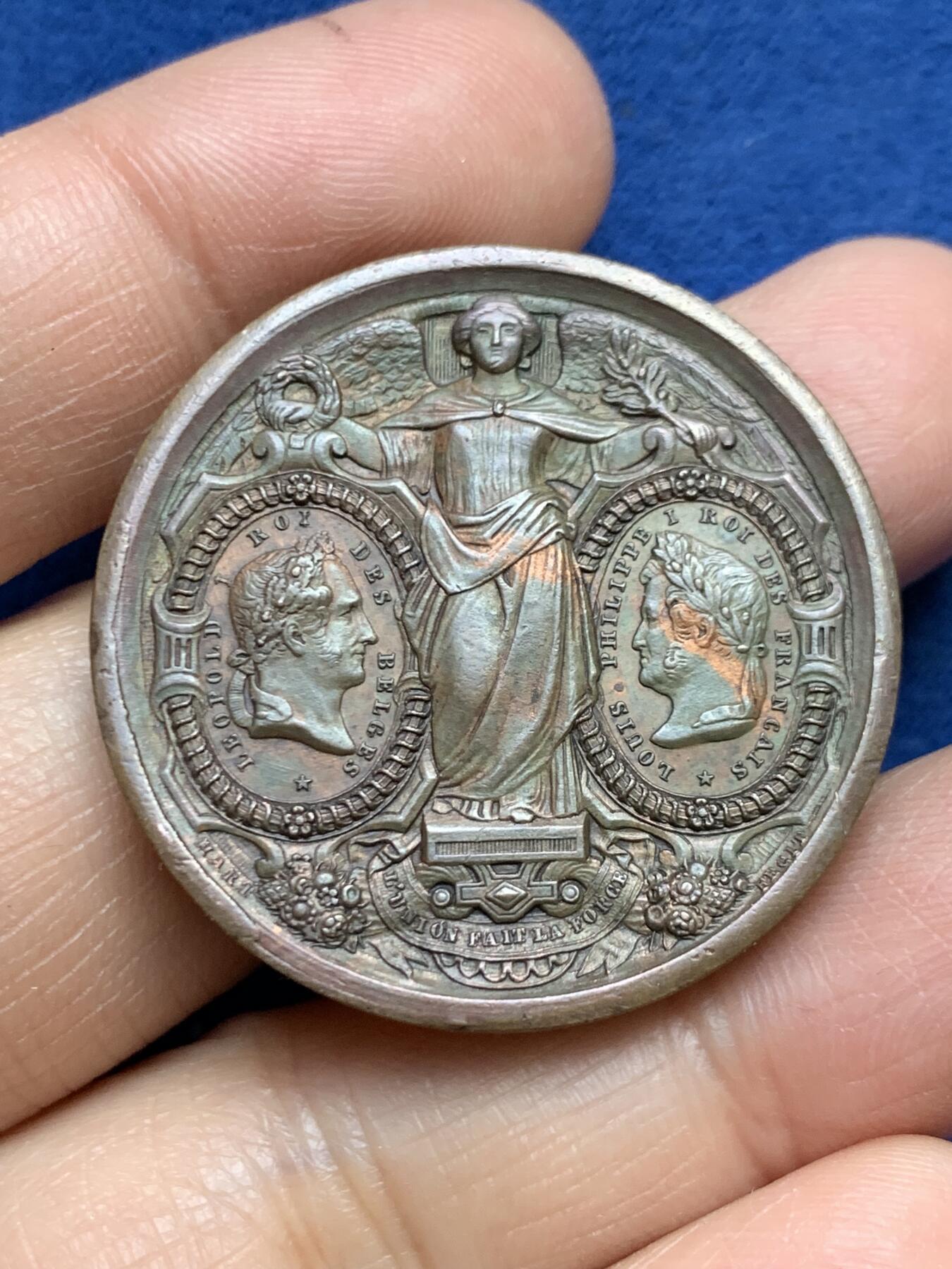 《竞宝斋》第465场 周日，周一，周二，3场连拍 （全场包邮）欢迎送拍 比利时布鲁塞尔-法国巴黎铁路通车纪念铜章，正面是两个国家的国王利奥波德一世与路易·菲利普一世，背后的两个女神手持代表两个地区的徽章盾牌，29.37g，35.9mm