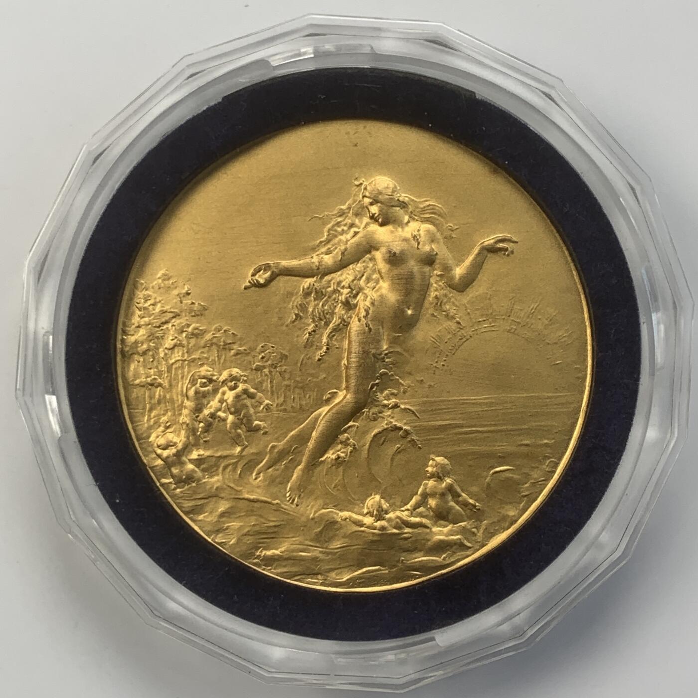 掌中浮雕-藏着的欧洲第052场 英国“1910年伦敦国际（艺术与工业）博览会”镀金铜章 ，60mm