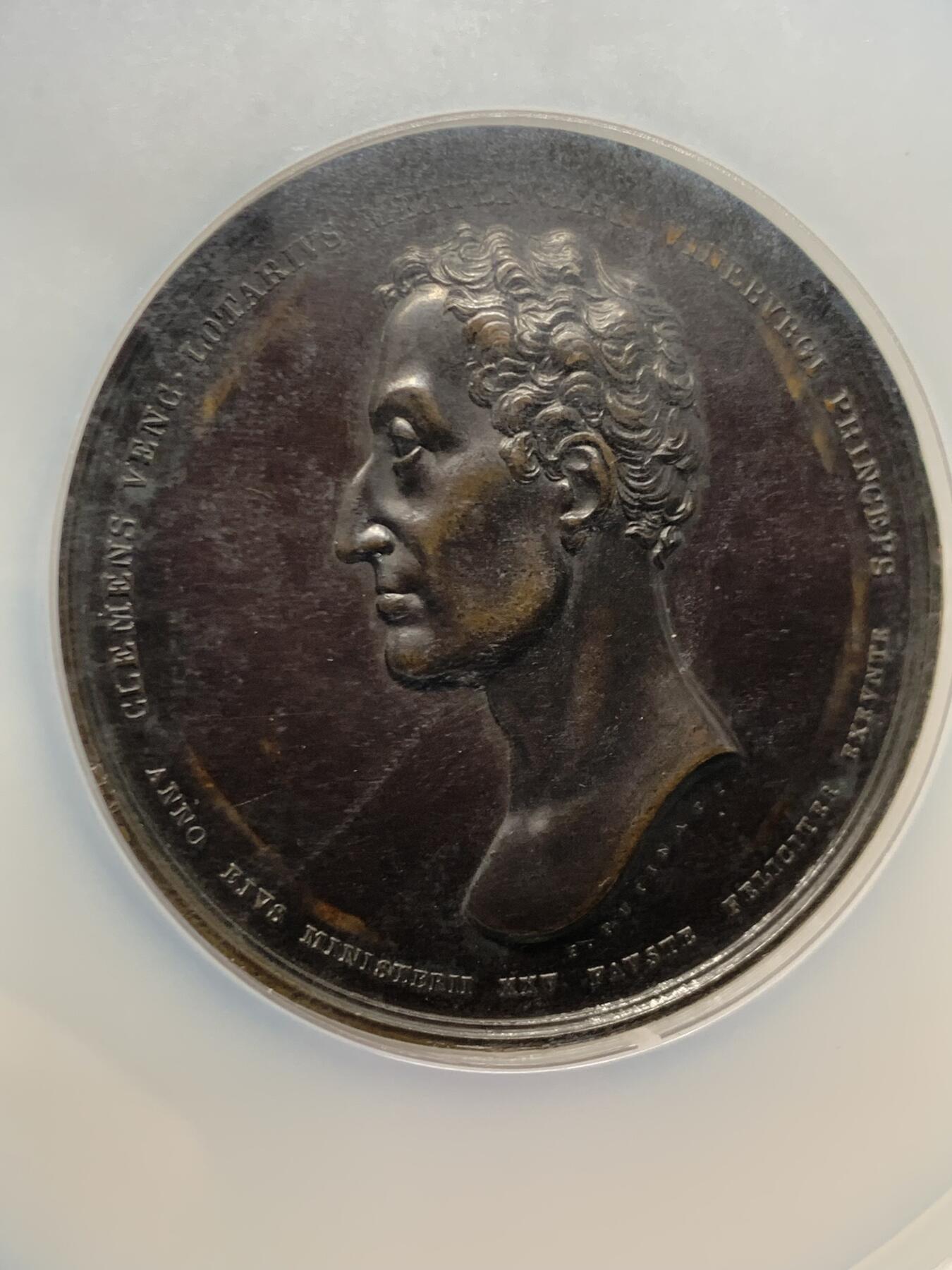 《竞宝斋》第465场 周日，周一，周二，3场连拍 （全场包邮）欢迎送拍 NGC AU58BN 奥地利克莱门斯·冯·梅特涅部长25周年纪念铜章，加大加厚盒。