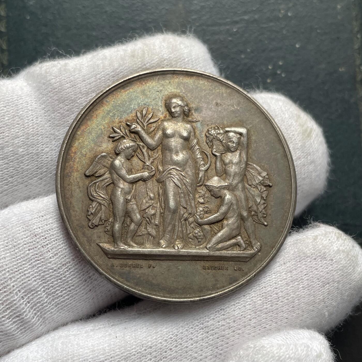 「木头集藏」“ 新岁撷珍”——章牌精品专场！  法国拉雷奥勒区农业协会原盒银章，直径：36 mm，22 g，边铭：丰饶角 ARGENT，原盒正常使用！