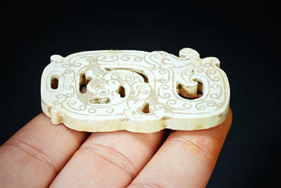 上海都达杂项专场四十七【全场包邮】  鸡骨白龙形玉佩90-29