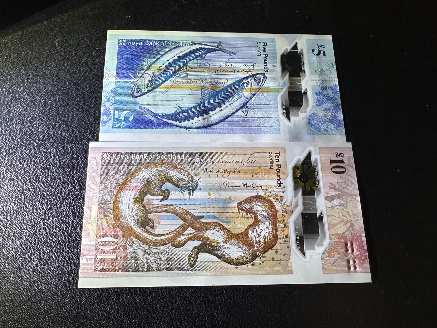《外钞收藏家》第六百零八期（精选场）（本平台长期征集拍品、欢迎藏友们联系合作） 苏格兰皇家银行5和10镑 2张一起 全新UNC 5镑是AA冠