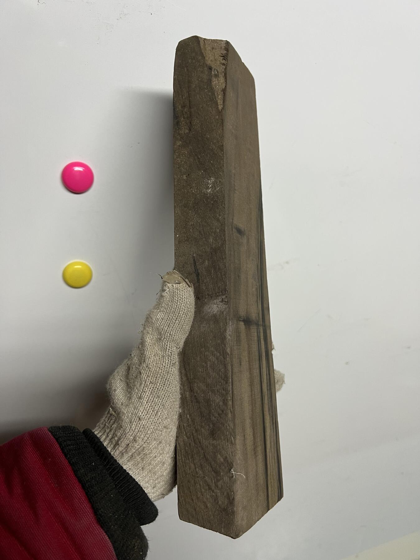 零元拍：NO.2爆满金丝乌木金丝楠 茶拖 切牌子，无需打磨就已经金光闪闪。满金丝药香，尺寸约：32.5/7.5/3.7厚CM。