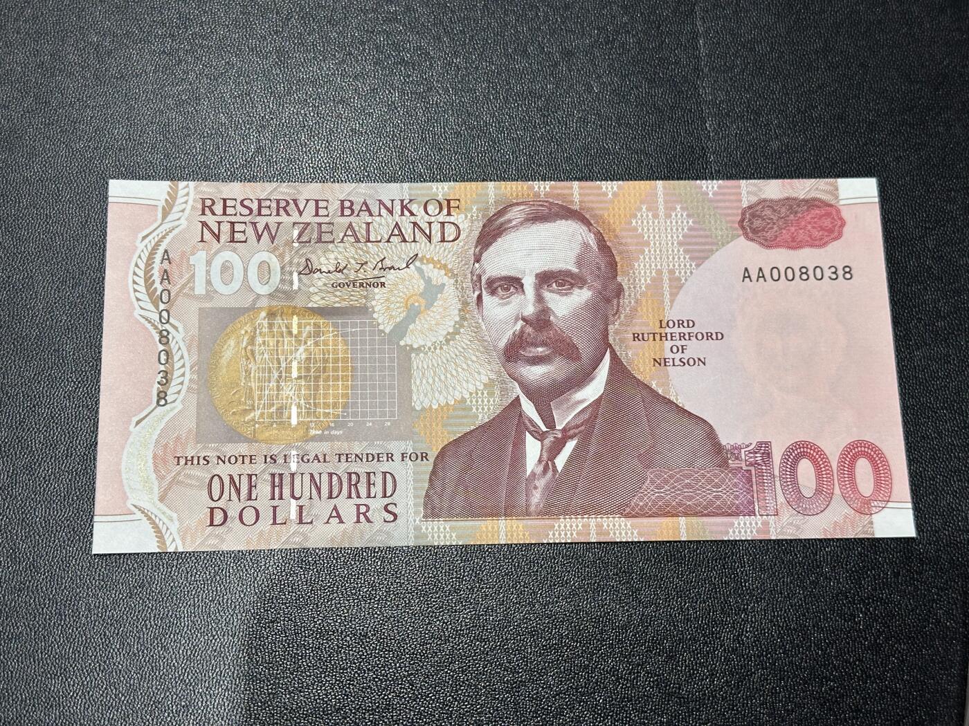 《外钞收藏家》第六百零八期（精选场）（本平台长期征集拍品、欢迎藏友们联系合作） 新西兰纸币版100元 AA冠 无47 全新UNC 数三 尾8