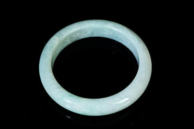 上海都达杂项专场四十七【全场包邮】  天然冰糯种翡翠（A货）贵妃手镯 附鉴定证书