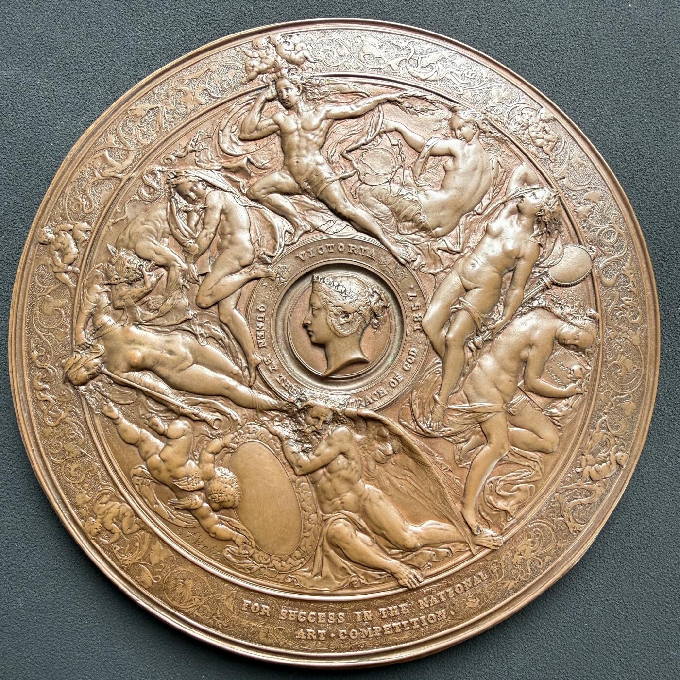 「木头集藏」“ 新岁撷珍”——章牌精品专场！ Antoine Vechte～1857年英国国家艺术竞赛铜奖章，直径: 144mm ，由英国科学与艺术部（Science and Art Department）委托制作。 英格兰女王维多利亚蒙神感恩 1857年 为在全国艺术竞赛中取得成功者颁奖 ，百年前欧洲章牌大师高超的雕刻和铸造工艺确实精湛，在具体细节上体现得淋漓尽致。品相非常好！细腻柔顺的棕褐色包浆宛如一块诱人的极品巧克力。