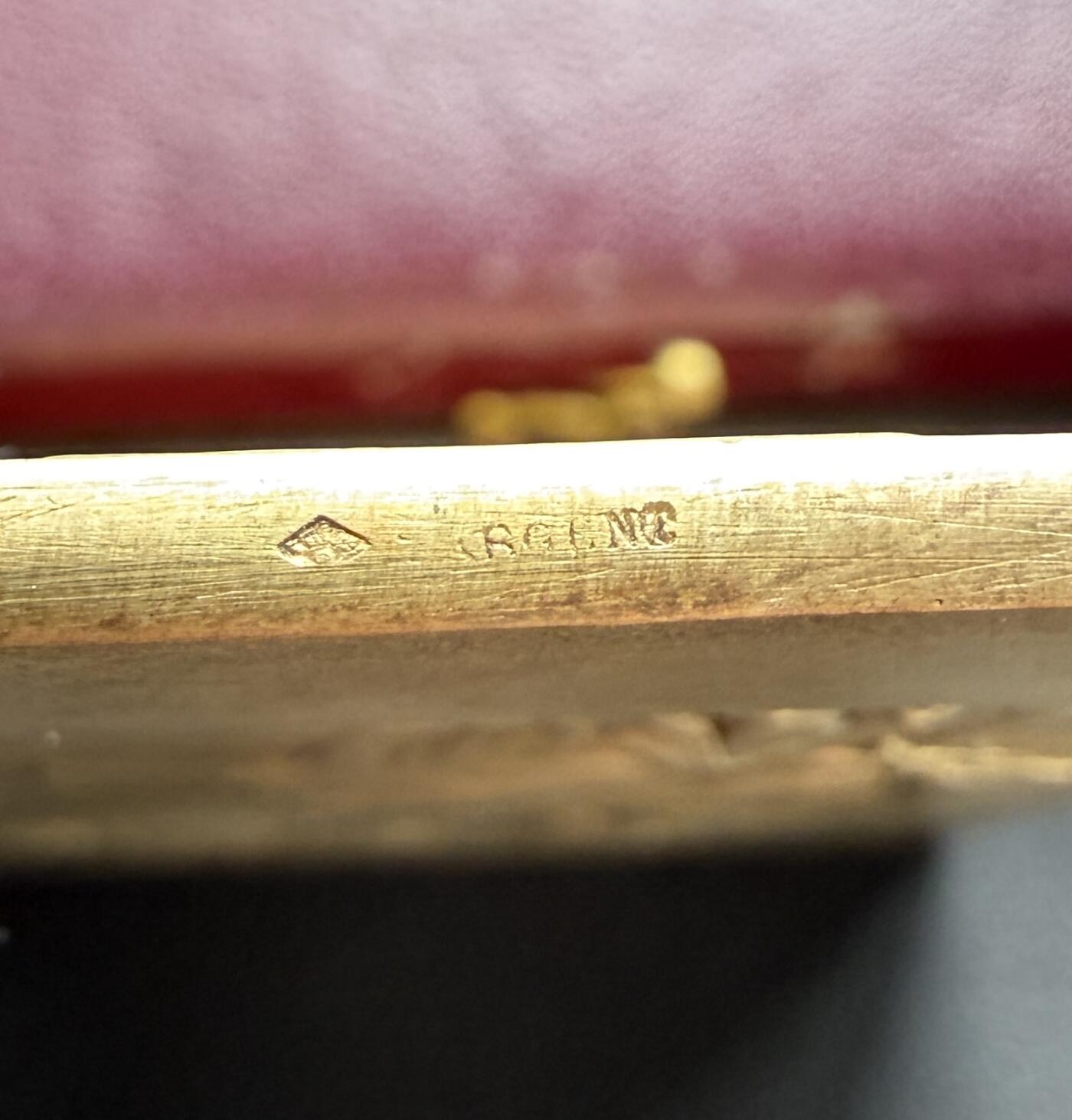 「木头集藏」“ 新岁撷珍”——章牌精品专场！ CH.Pillet～法国克拉马尔园艺协会原盒镀金银章，尺寸：68 × 50mm，90.2 g，边铭：菱形厂标 ARGENT，正面左下方野猪头银标。名家代表作品，品相很不错，皮原盒正常使用！