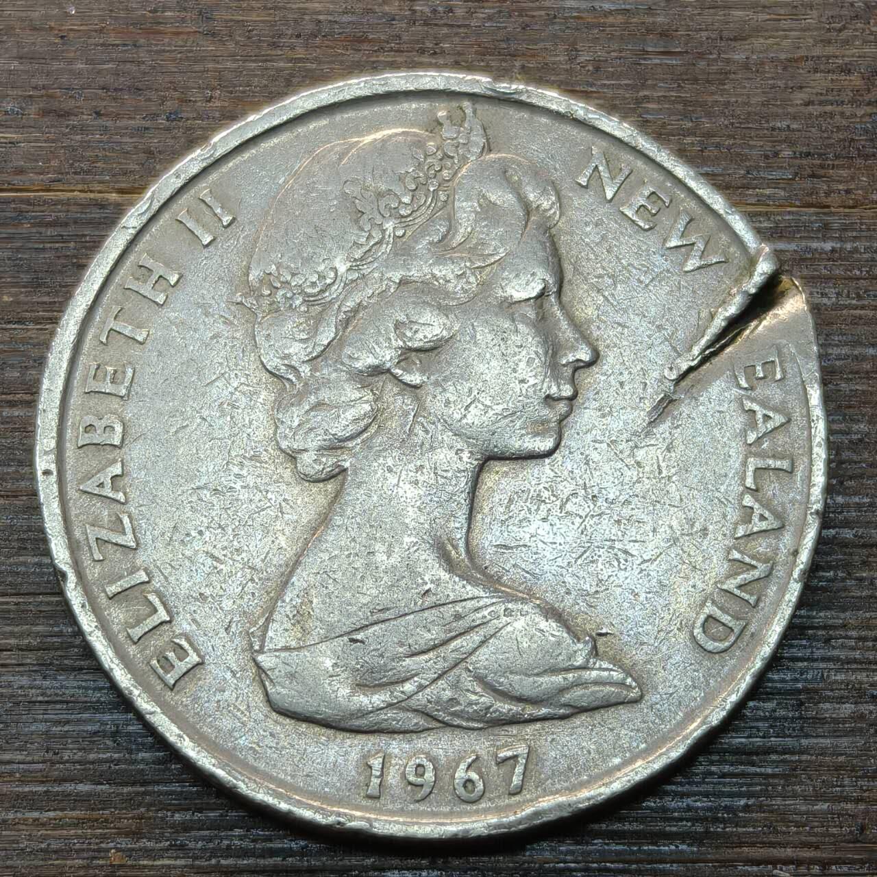 【本场4.12号发货】★第145★散币专场 不寄存，30包邮。不满30元，支付5元运费。《接受代拍 代送NGC评级》 36【无寄存】新西1967年 50分 女王钱币 有磕痕