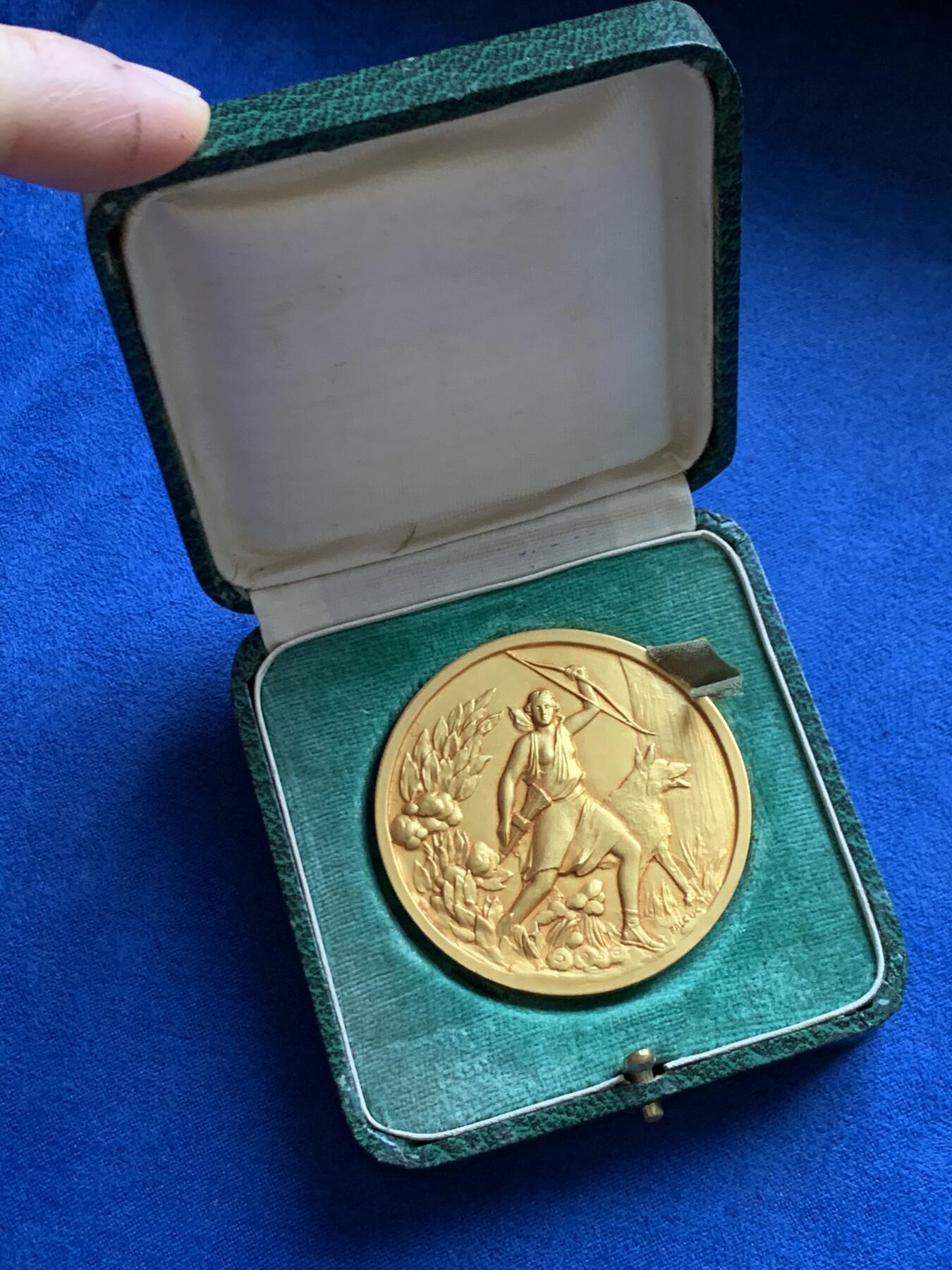 《竞宝斋》第465场 周日，周一，周二，3场连拍 （全场包邮）欢迎送拍 法国月亮女神狄安娜狩猎镀金铜章，极美品相，带原盒，直径49.5mm，厚重54.75g，三角铜标边铭，一步到位的收藏品