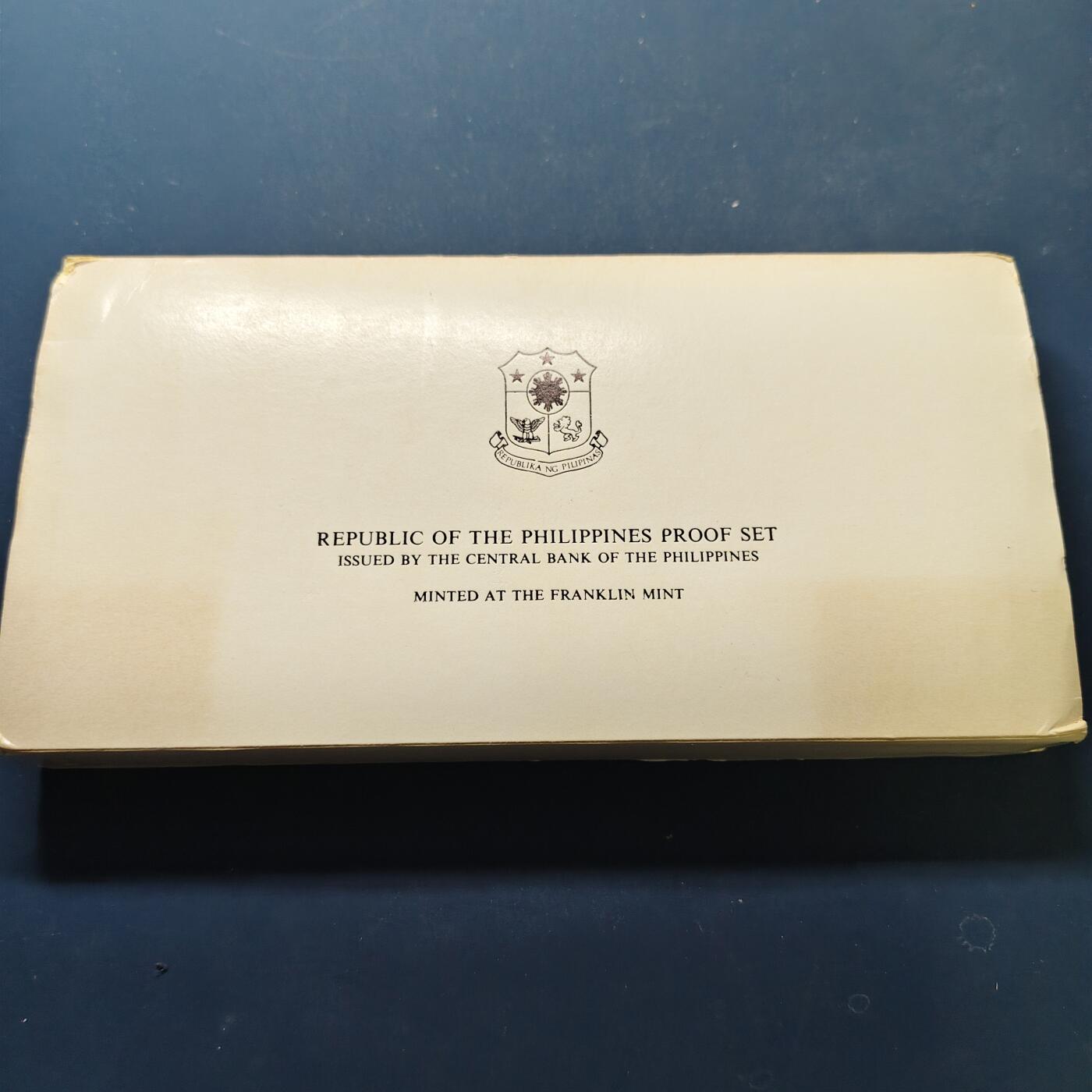 【全场包邮】纯粹捡漏拍501场-持续更新中 【稀少】菲律宾1982年官方封装精制套币-含巴淡岛战役精制纪念银币【38.1毫米27.4克92.5%】-盒证全-约3000套