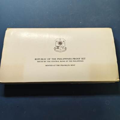 【全场包邮】纯粹捡漏拍501场-持续更新中 - 【稀少】菲律宾1982年官方封装精制套币-含巴淡岛战役精制纪念银币【38.1毫米27.4克92.5%】-盒证全-约3000套