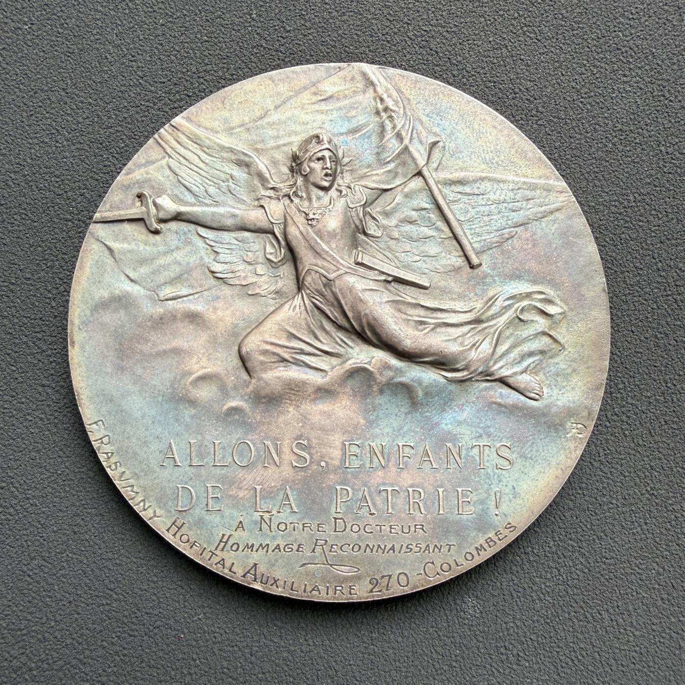 「木头集藏」“ 新岁撷珍”——章牌精品专场！ Félix Rasumny～法国一战战地医疗纪念镀银大铜章 ，直径：68 mm，120.2 g。正面为玛丽安娜头像，刊“祖国”铭文和章牌师签名；背面为巴黎凯旋门其中一组浮雕“马赛曲”上，高举法国三色旗，挥剑激励战士们前进的玛丽安娜像。