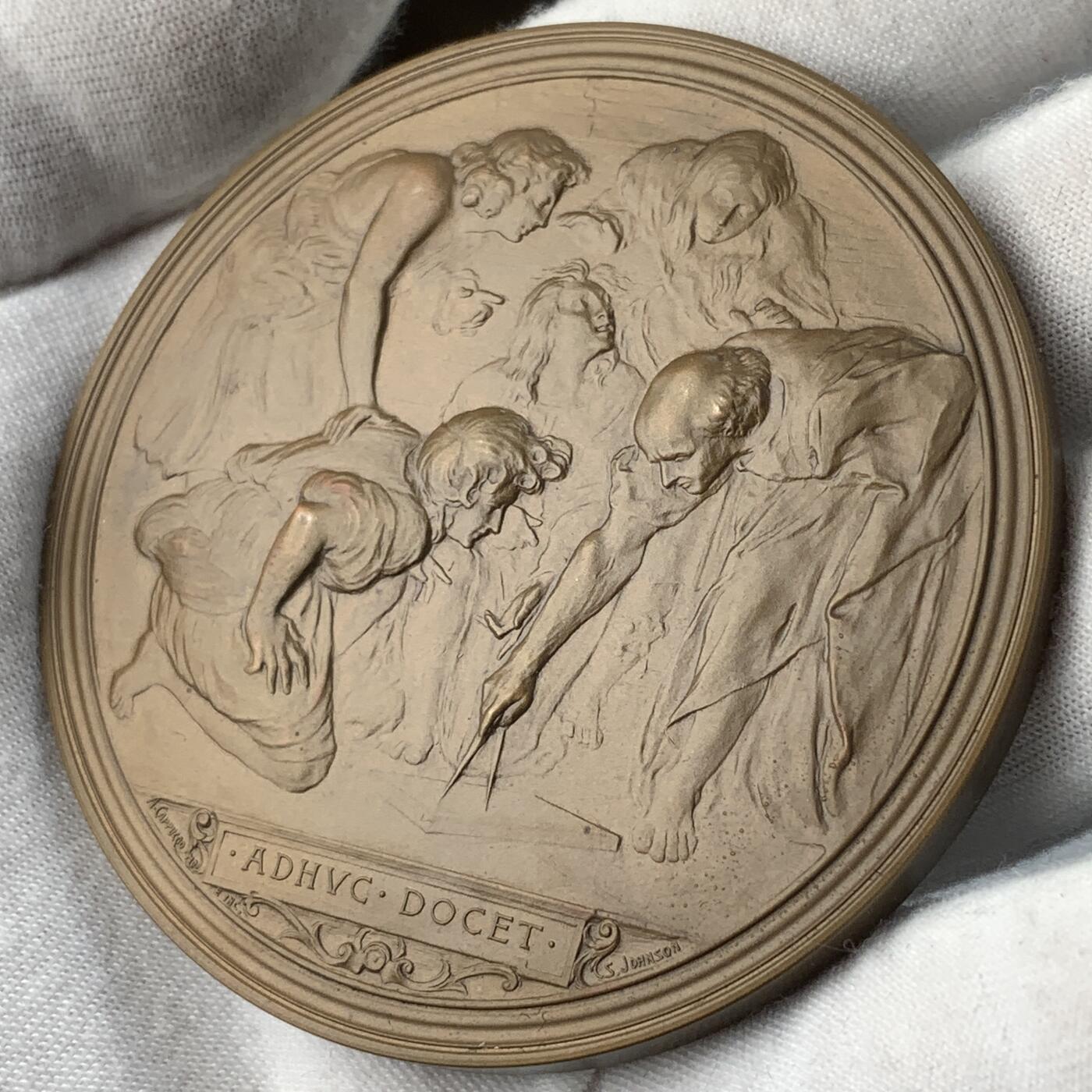 掌中浮雕-藏着的欧洲第052场 1906年意大利米兰理工学院50周年纪念铜章，67mm，原盒，背面场景：拉斐尔名画《雅典学院》局部