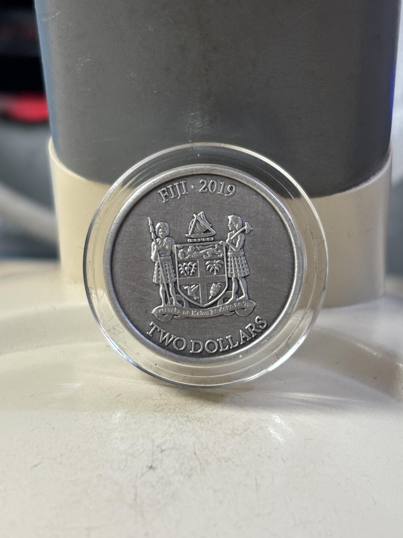 第190期拍卖 斐济2019年2元镶蓝宝石仿古加厚银币 雅典娜的猫头鹰 925银15.5克 发行量：5000 盒证全