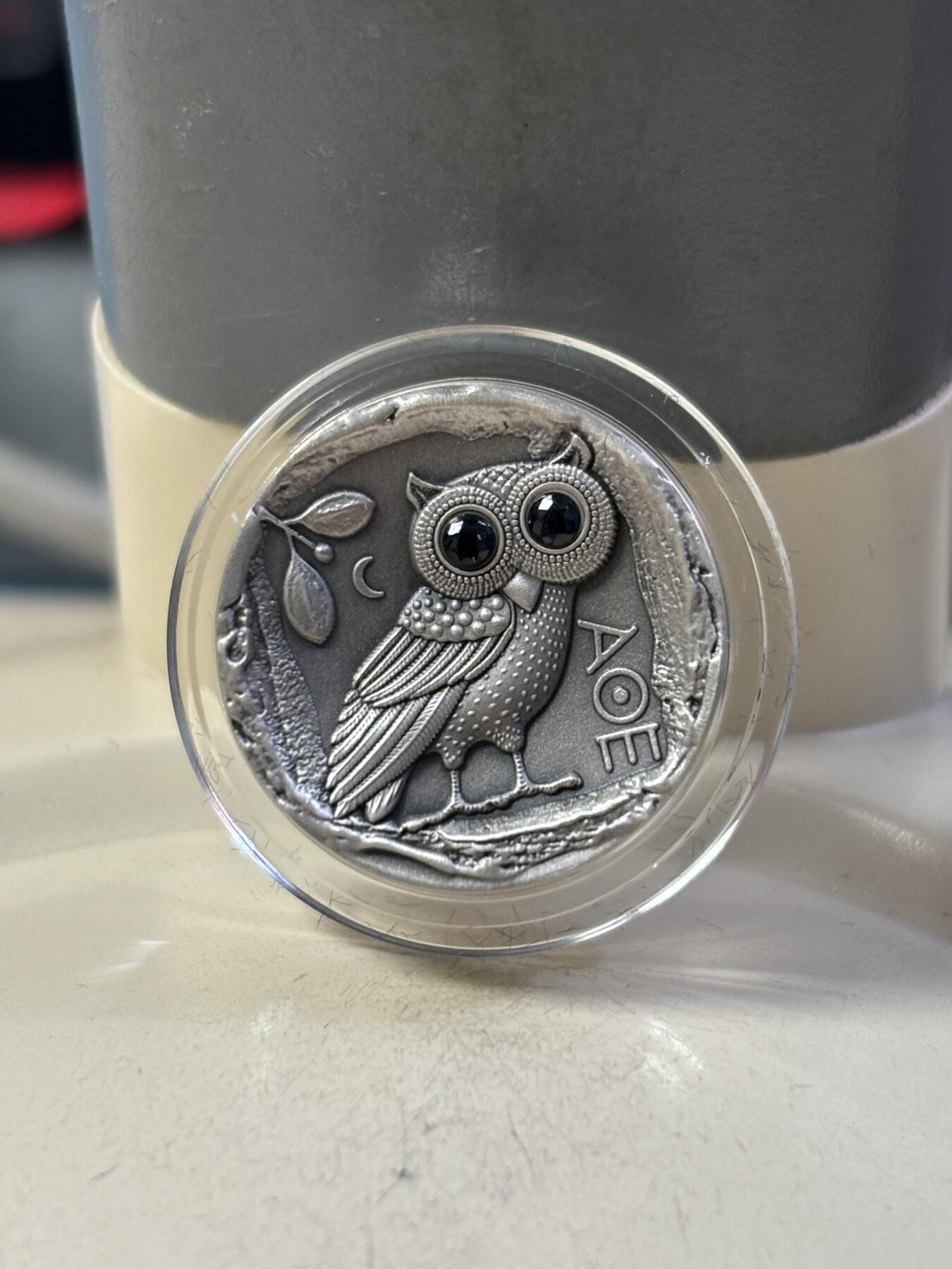 第190期拍卖 斐济2019年2元镶蓝宝石仿古加厚银币 雅典娜的猫头鹰 925银15.5克 发行量：5000 盒证全