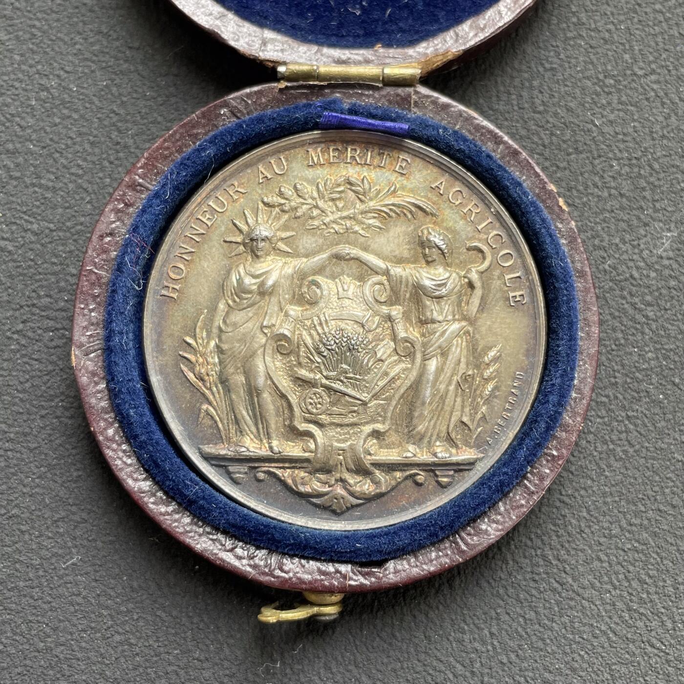 「木头集藏」“ 新岁撷珍”——章牌精品专场！ A. BERTRAND～法国农业功绩原盒银奖章，直径：33.5 mm，14.5 g，边铭：丰饶角 ARGENT，较少见农业银章，品相不错，原盒正常使用。
