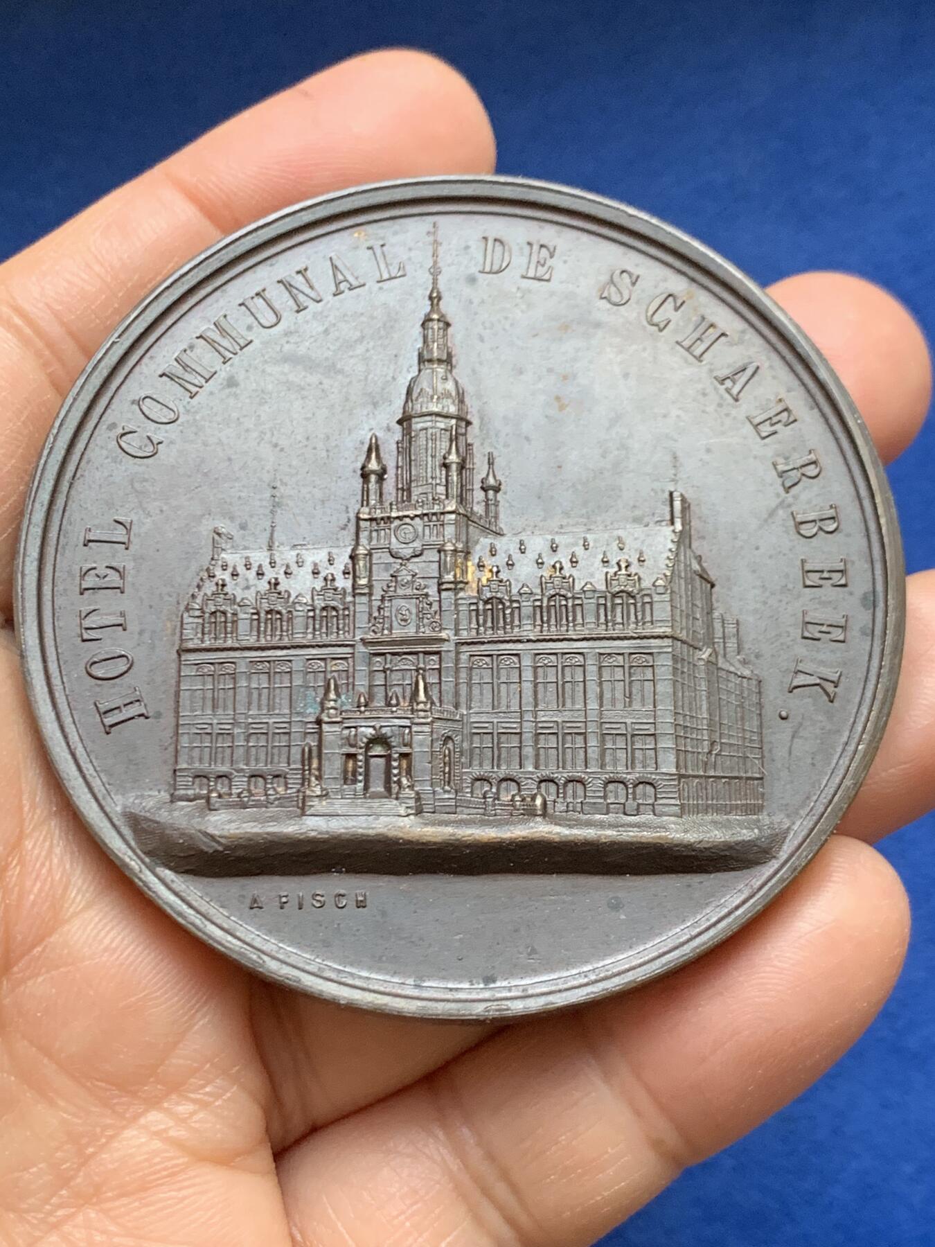 《竞宝斋》第465场 周日，周一，周二，3场连拍 （全场包邮）欢迎送拍 比利时斯哈尔贝克市政厅重新建成25周年纪念铜章，105.2g，62.8mm